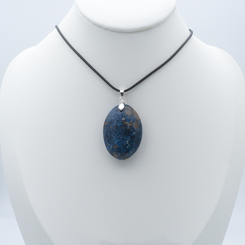 Pendentif Ovale en Dumortiérite – Expression & Sérénité