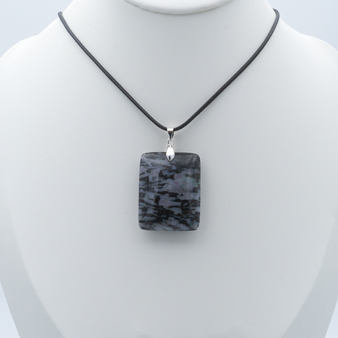 Pendentif Rectangulaire en Gabbro Côtelé – Énergie & Renouveau