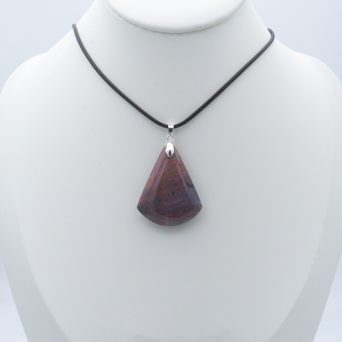 Pendentif Triangulaire en Jaspe Orbiculaire – Patience & Régénération