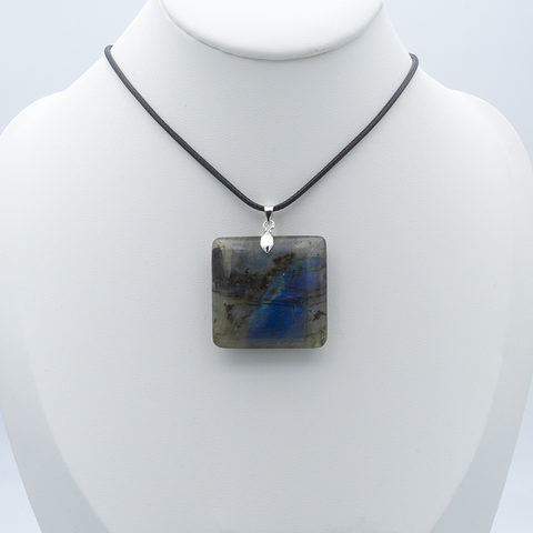 Pendentif Carré en Labradorite Extra – Protection & Énergie Rayonnante