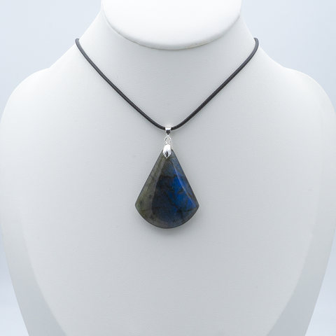 Pendentif Triangulaire en Labradorite Extra – Bouclier Protecteur & Clarté Intérieure