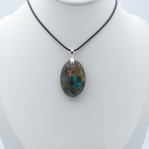 Pendentif Ovale en Labradorite Rouge et Violet – Protection & Rayonnement Élégant