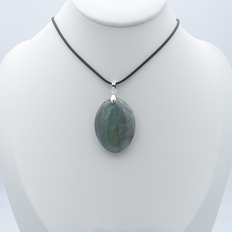 Pendentif Ovale en Labradorite Verte – Bouclier Protecteur & Rayonnement Intérieur