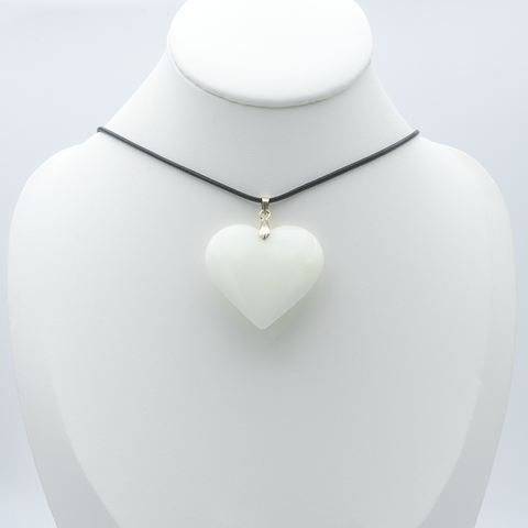 Pendentif Cœur en Opale Blanche – Pureté & Élévation