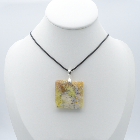 Quadratischer Anhänger aus gelbem dendritischen Opal (Merlinit)