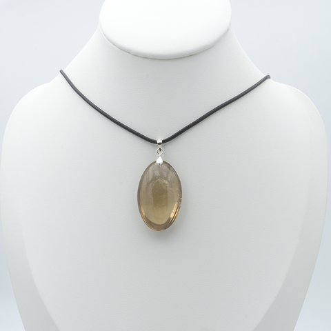 Pendentif Ovale en Quartz Fumé – Clarté & Force Intérieure
