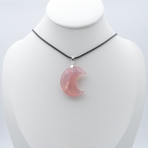 Pendentif Croissant de Lune en Quartz Rose Extra – Amour & Douceur Lunaire
