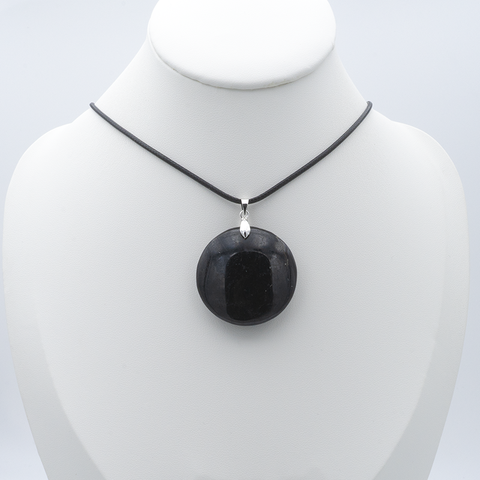 Pendentif Rond en Tourmaline – Confiance & Protection