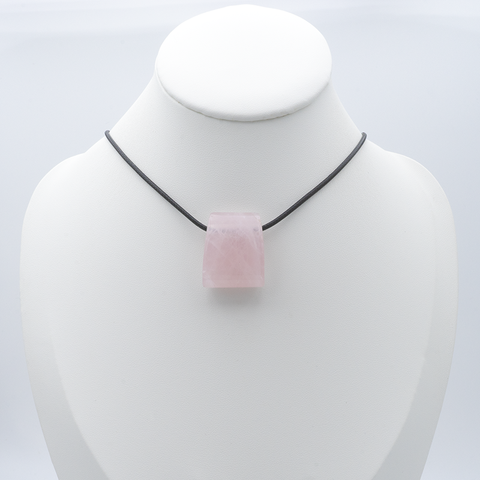 Rosenquarz-Trapez-Anhänger – 28 x 25 x 13 mm