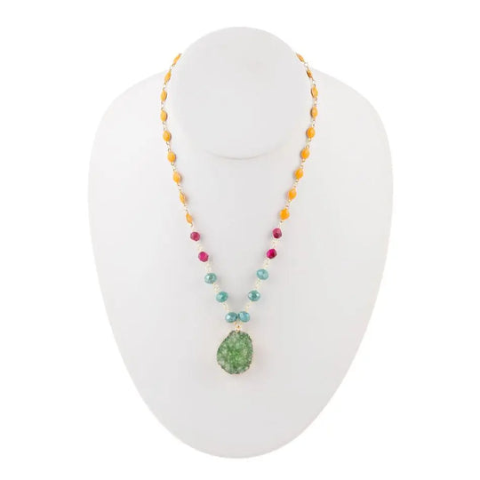 Collier délicatement audacieux