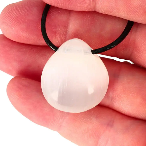 Pendentif Goutte en Sélénite – Lumière & Clarté Intérieure